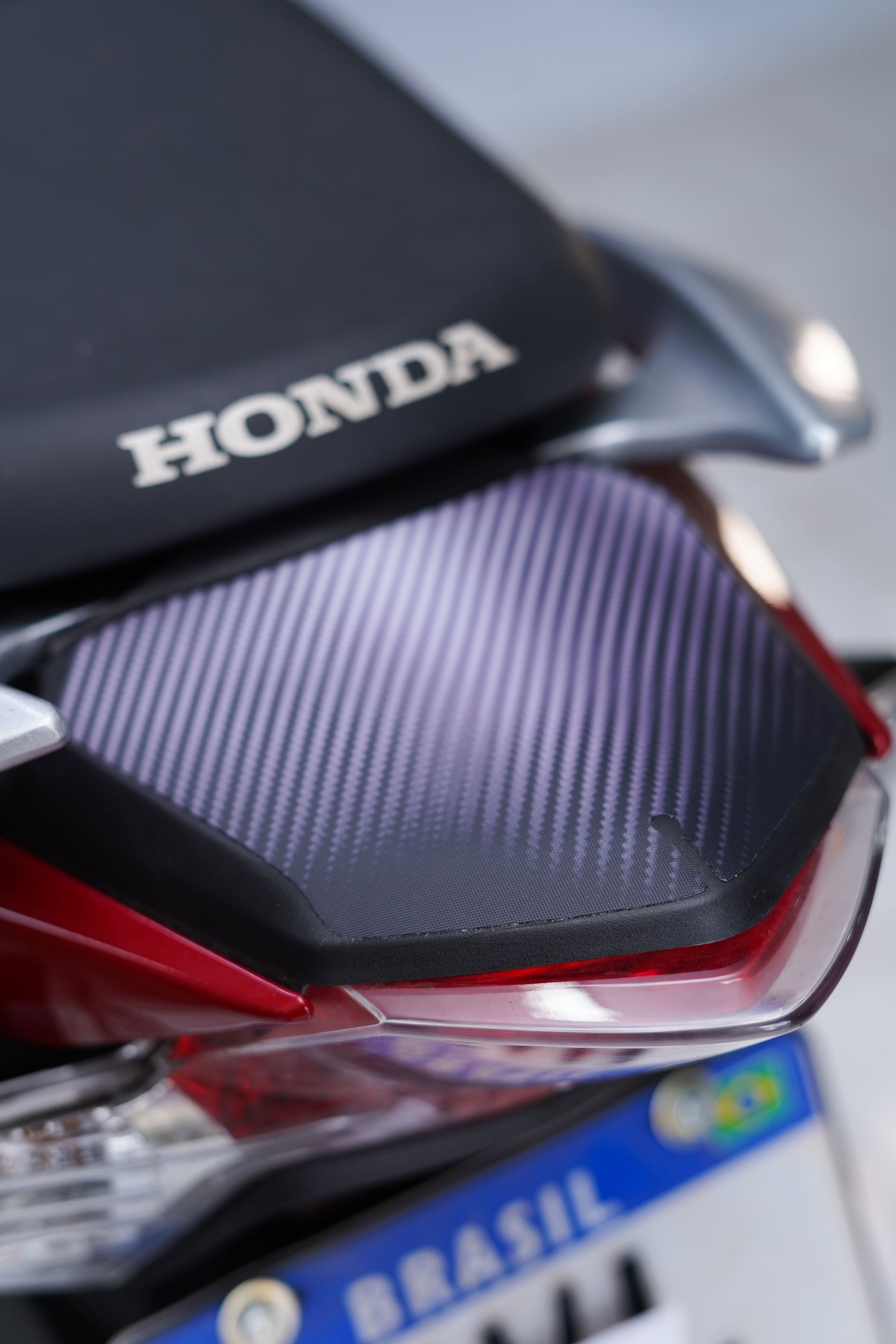 ADESIVO PROTETOR DA BIZ 2025 - FIBRA PRETO FOSCO - PA