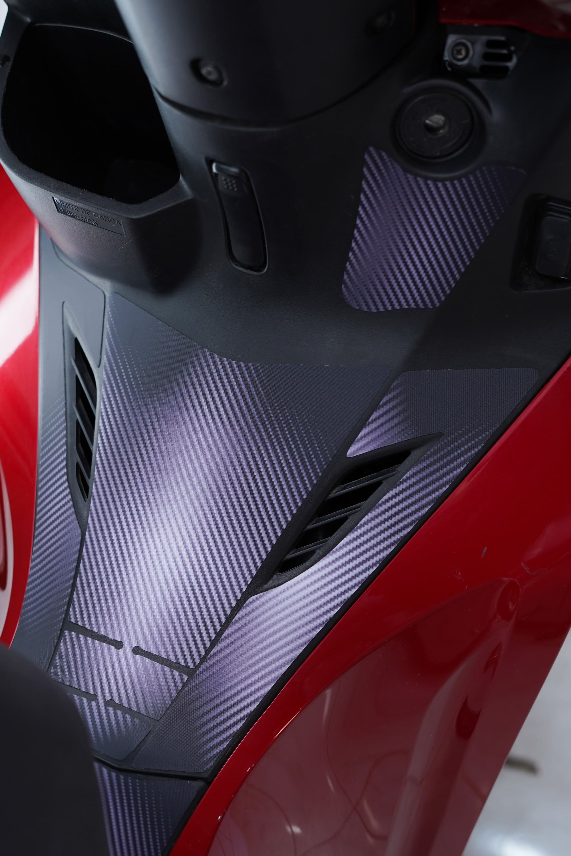 ADESIVO PROTETOR DA BIZ 2025 - FIBRA PRETO FOSCO - PA