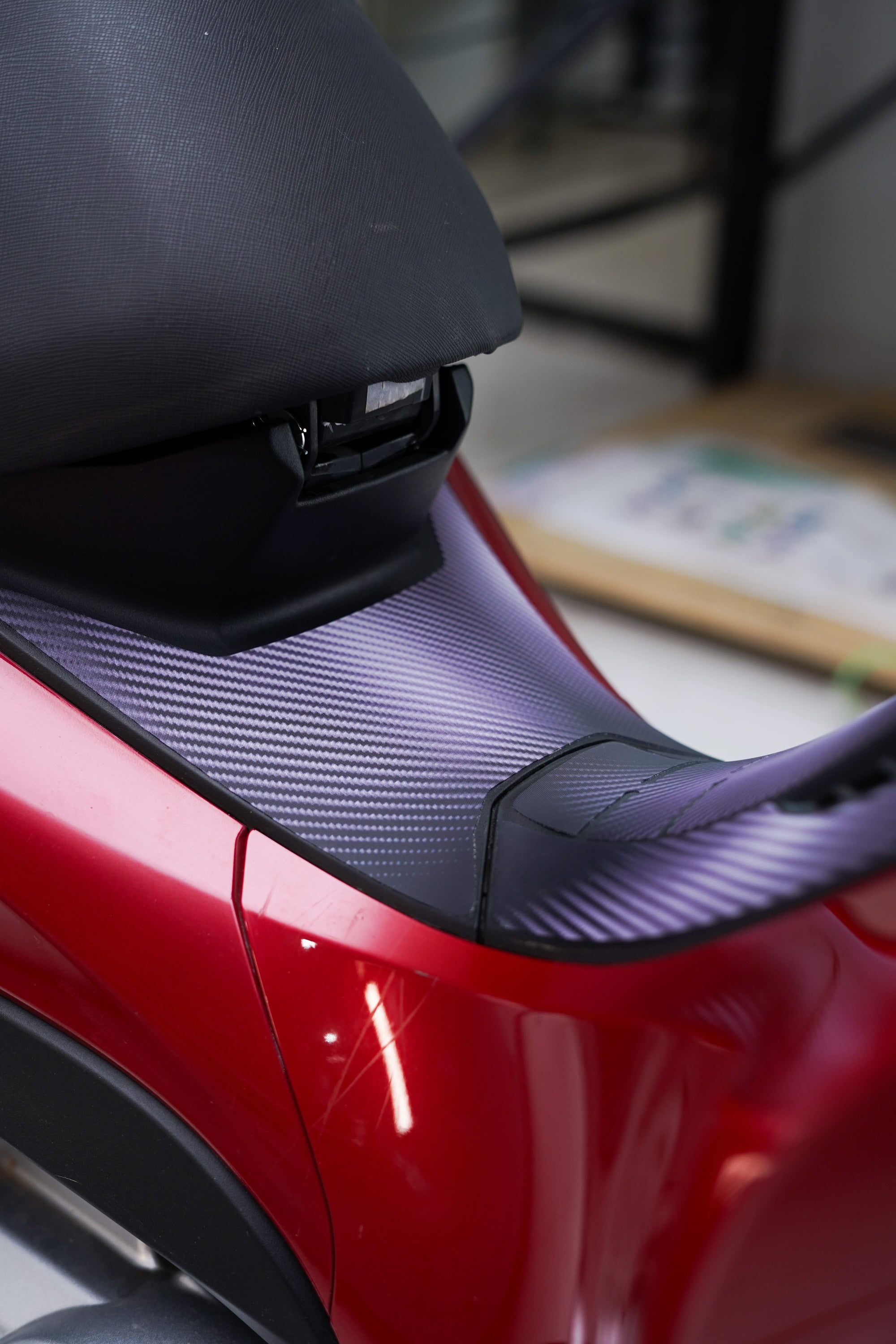 ADESIVO PROTETOR DA BIZ 2025 - FIBRA PRETO FOSCO - PA