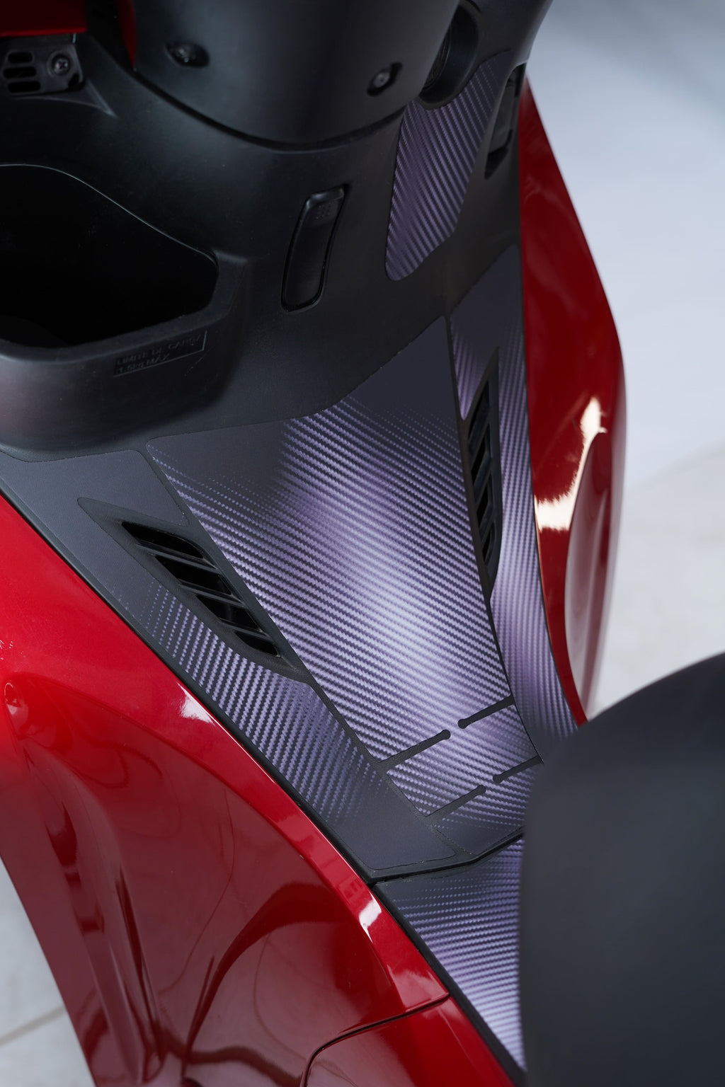 ADESIVO PROTETOR DA BIZ 2025 - FIBRA PRETO FOSCO - PA