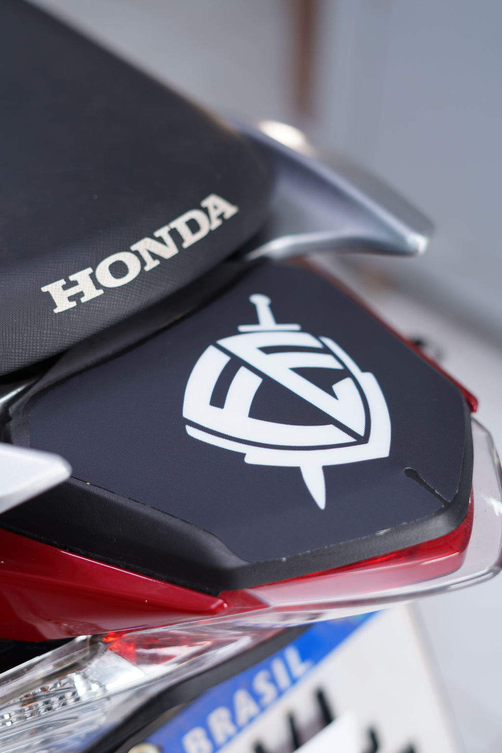 ADESIVO PROTETOR DA BIZ 2025 - LEÃO FÉ FOSCO - PA