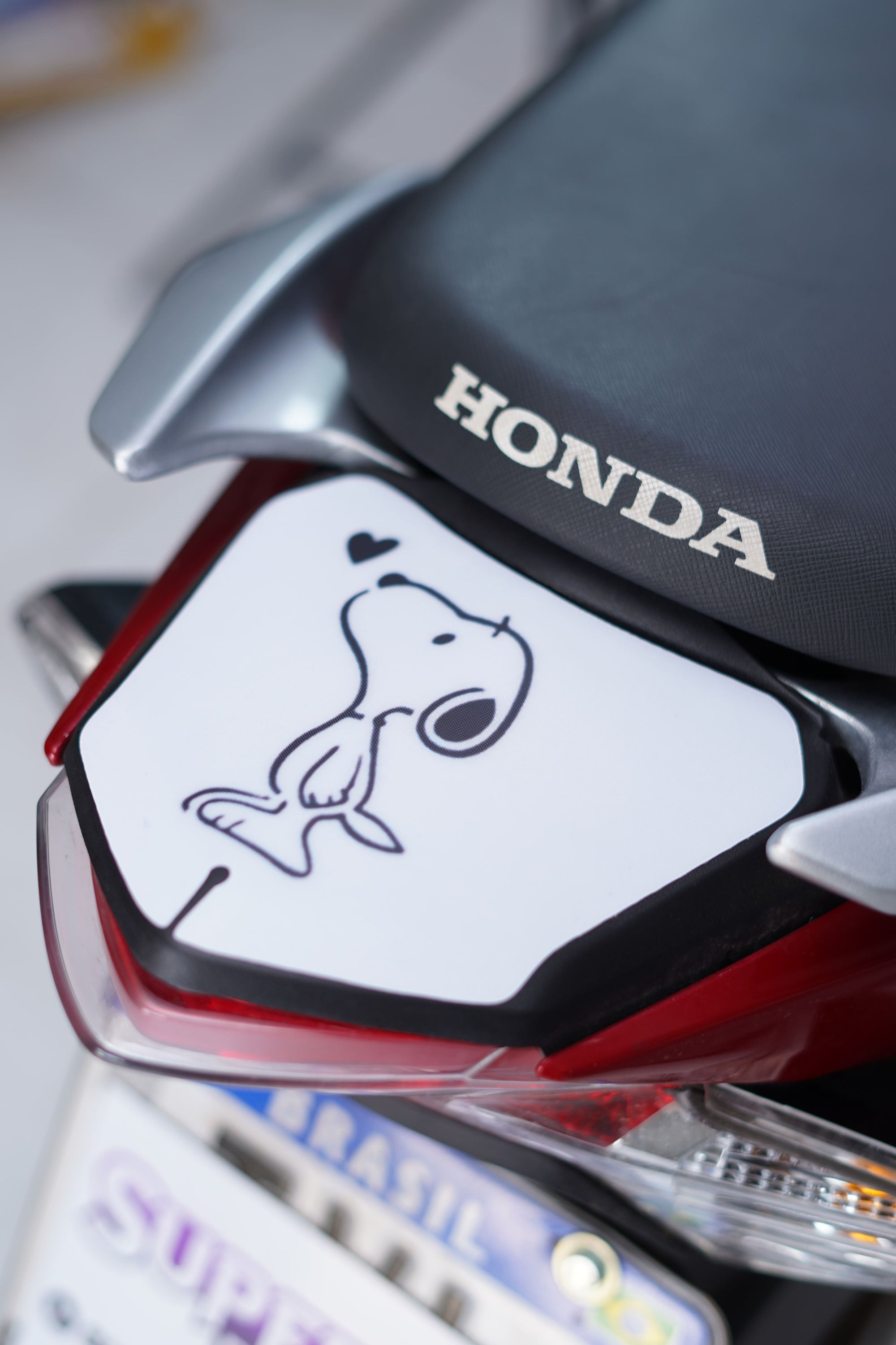 ADESIVO PROTETOR DA BIZ 2025 - SNOOPY BRANCO FOSCO - PA