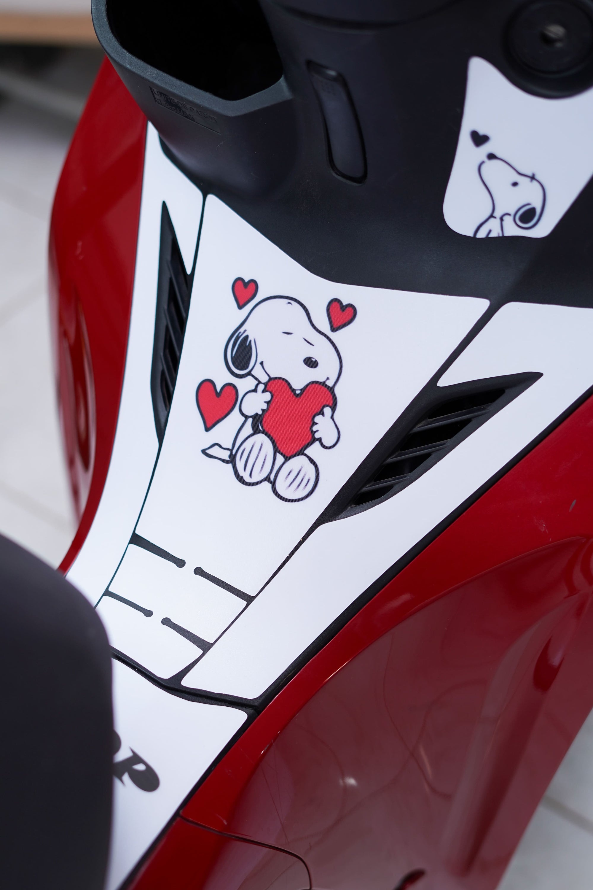 ADESIVO PROTETOR DA BIZ 2025 - SNOOPY BRANCO FOSCO - PA