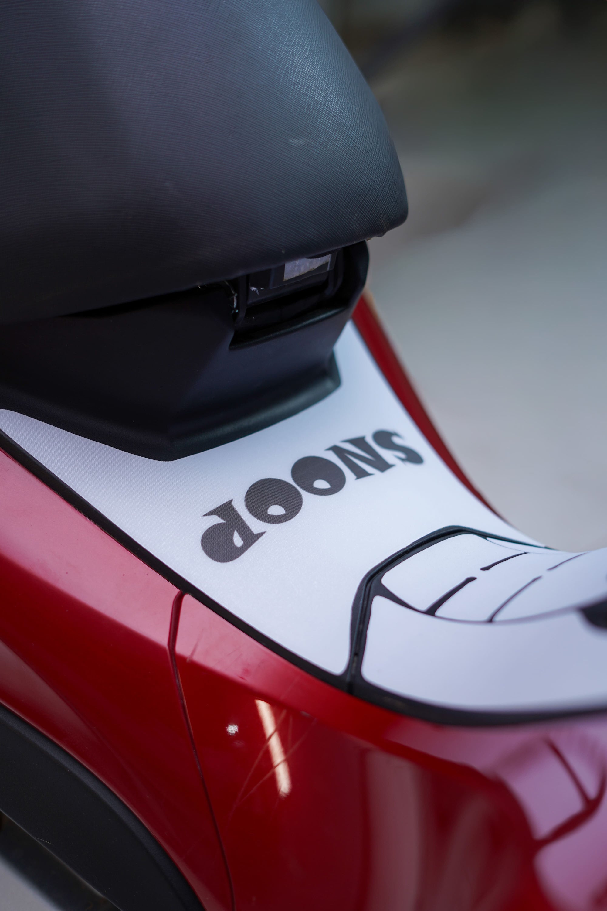 ADESIVO PROTETOR DA BIZ 2025 - SNOOPY BRANCO FOSCO - PA