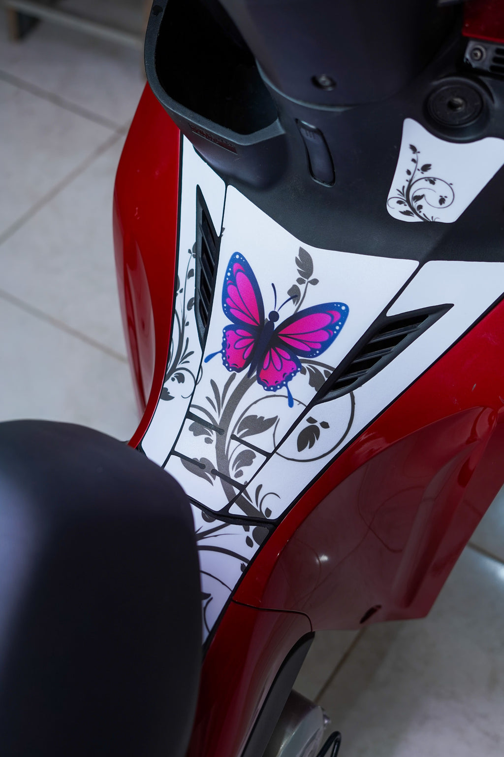 ADESIVO PROTETOR DA BIZ 2025 - BORBOLETA BRANCA - PA