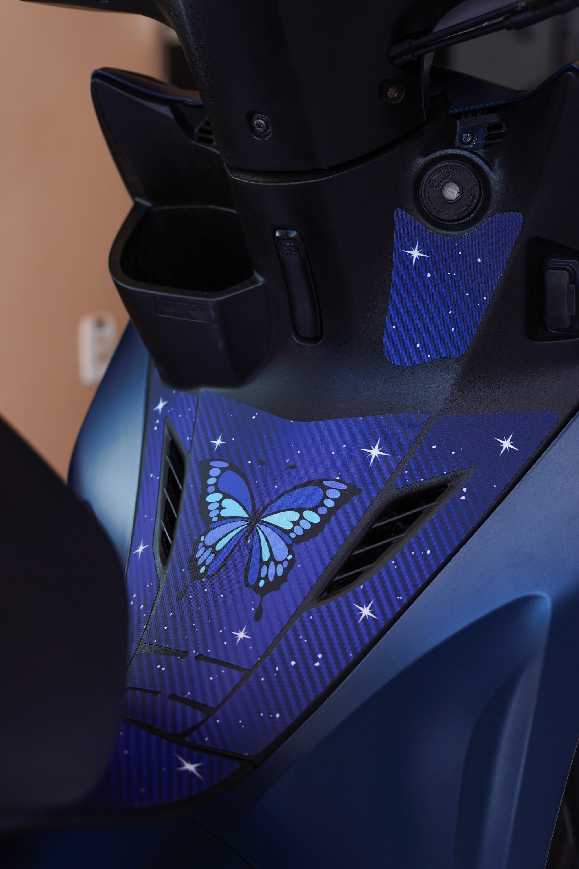 ADESIVO PROTETOR DA BIZ 2025 - BORBOLETA AZUL FOSCO - PA