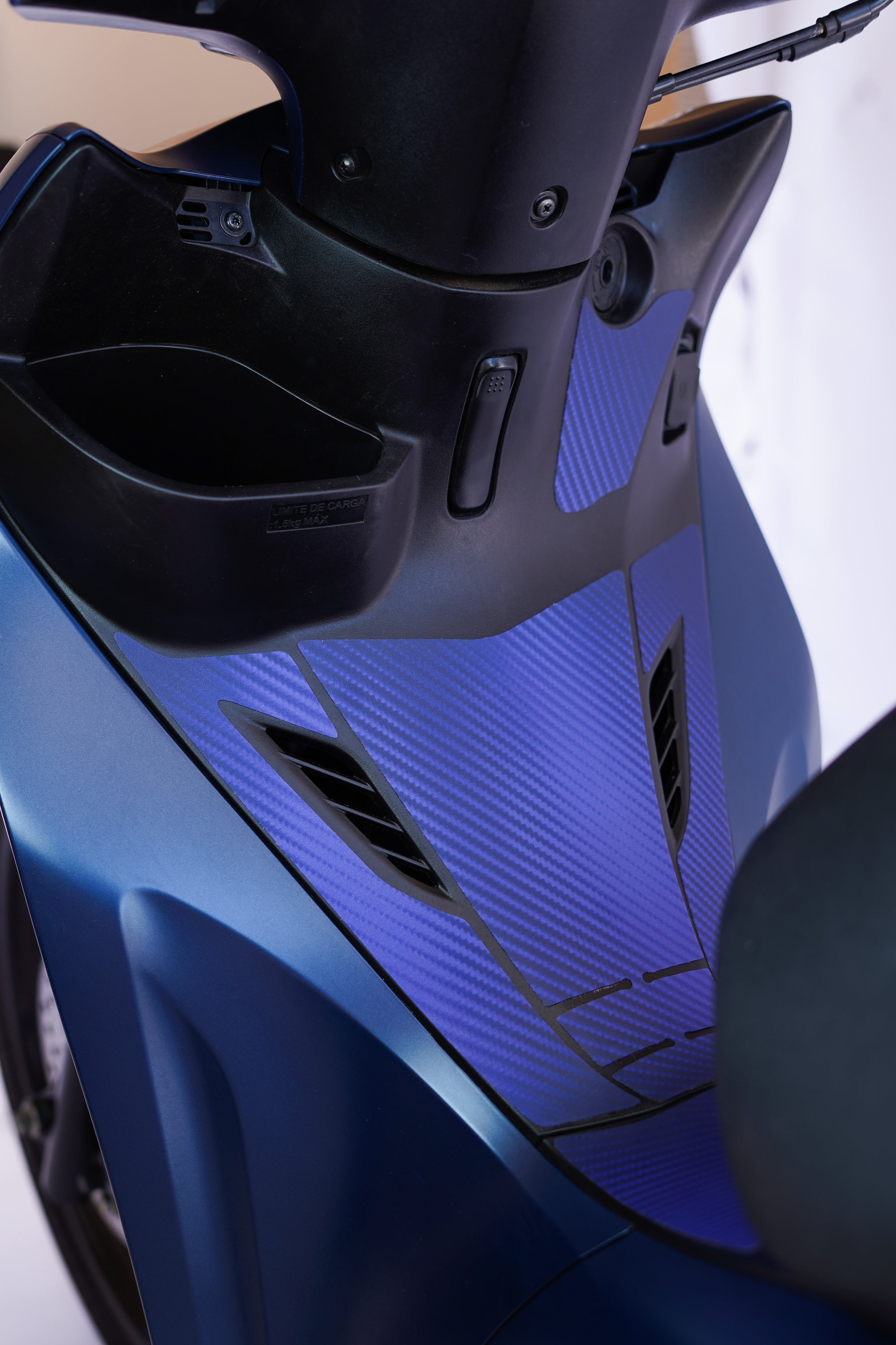 ADESIVO PROTETOR DA BIZ 2025 - FIBRA AZUL FOSCO - PA