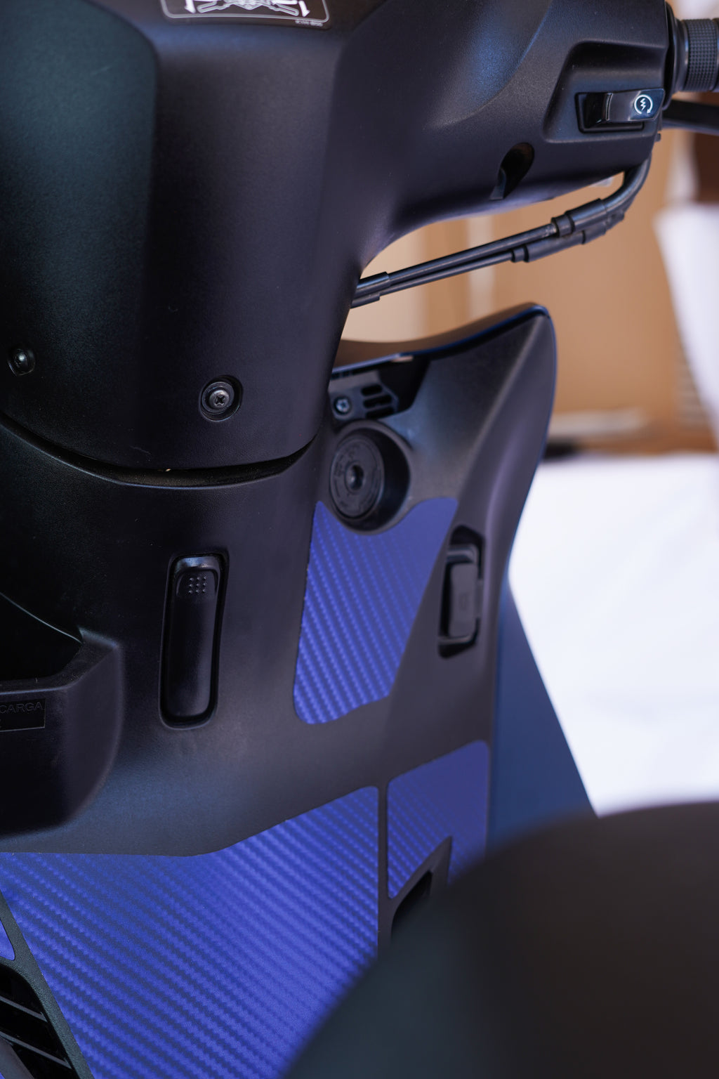 ADESIVO PROTETOR DA BIZ 2025 - FIBRA AZUL FOSCO - PA