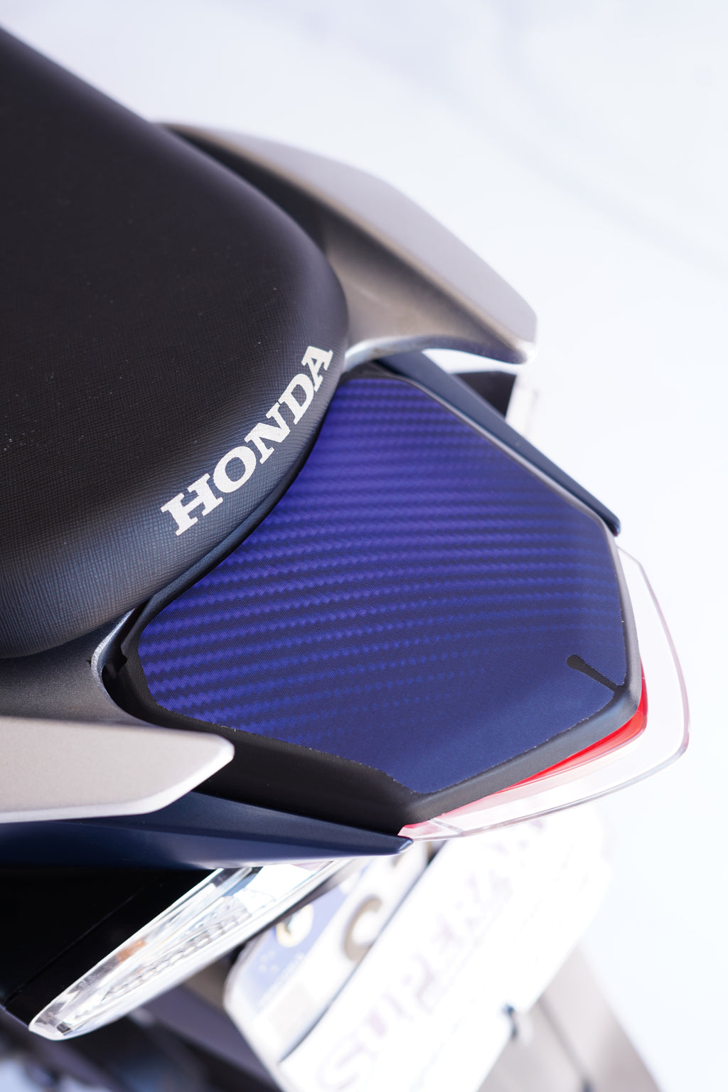 ADESIVO PROTETOR DA BIZ 2025 - FIBRA AZUL FOSCO - PA