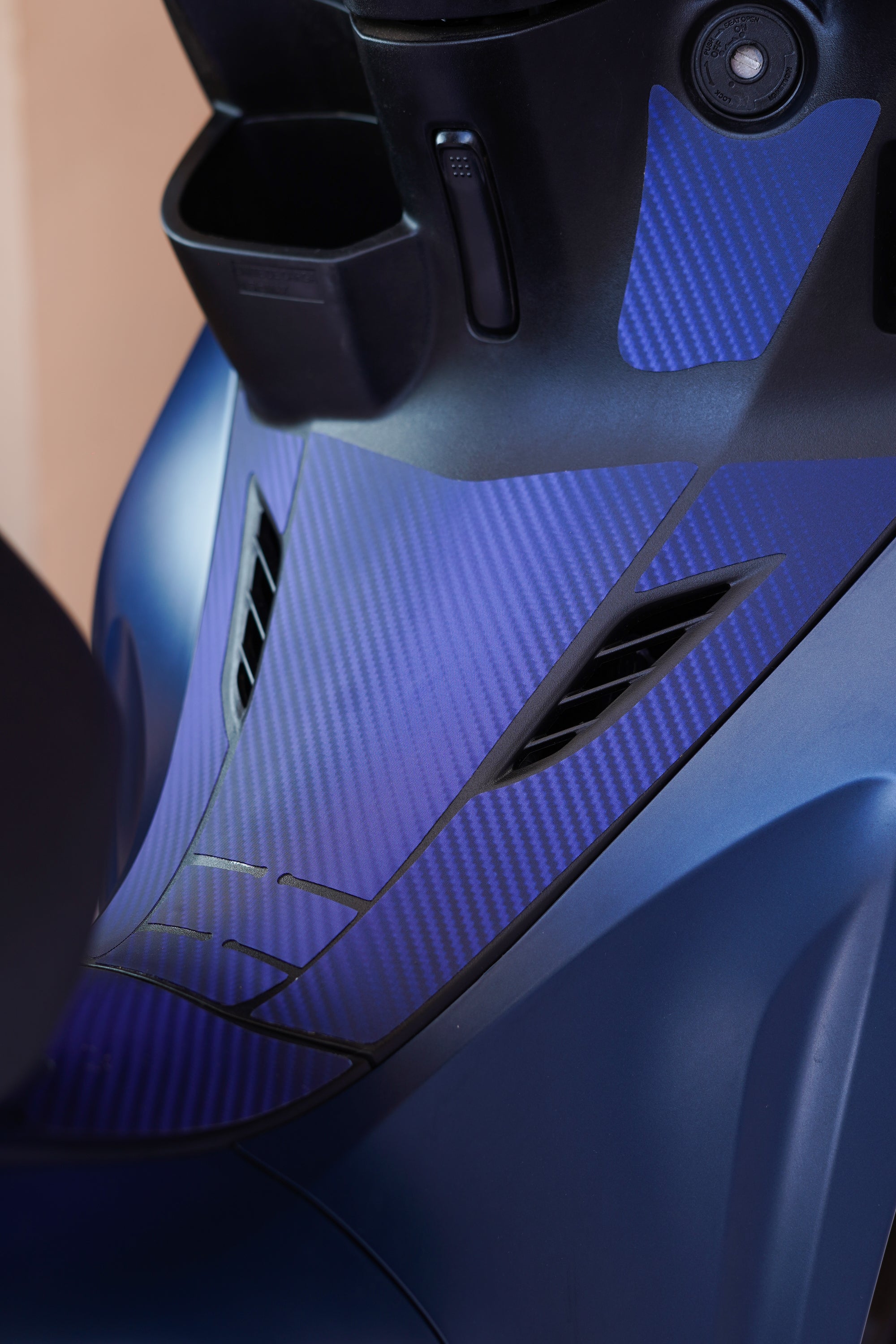 ADESIVO PROTETOR DA BIZ 2025 - FIBRA AZUL FOSCO - PA