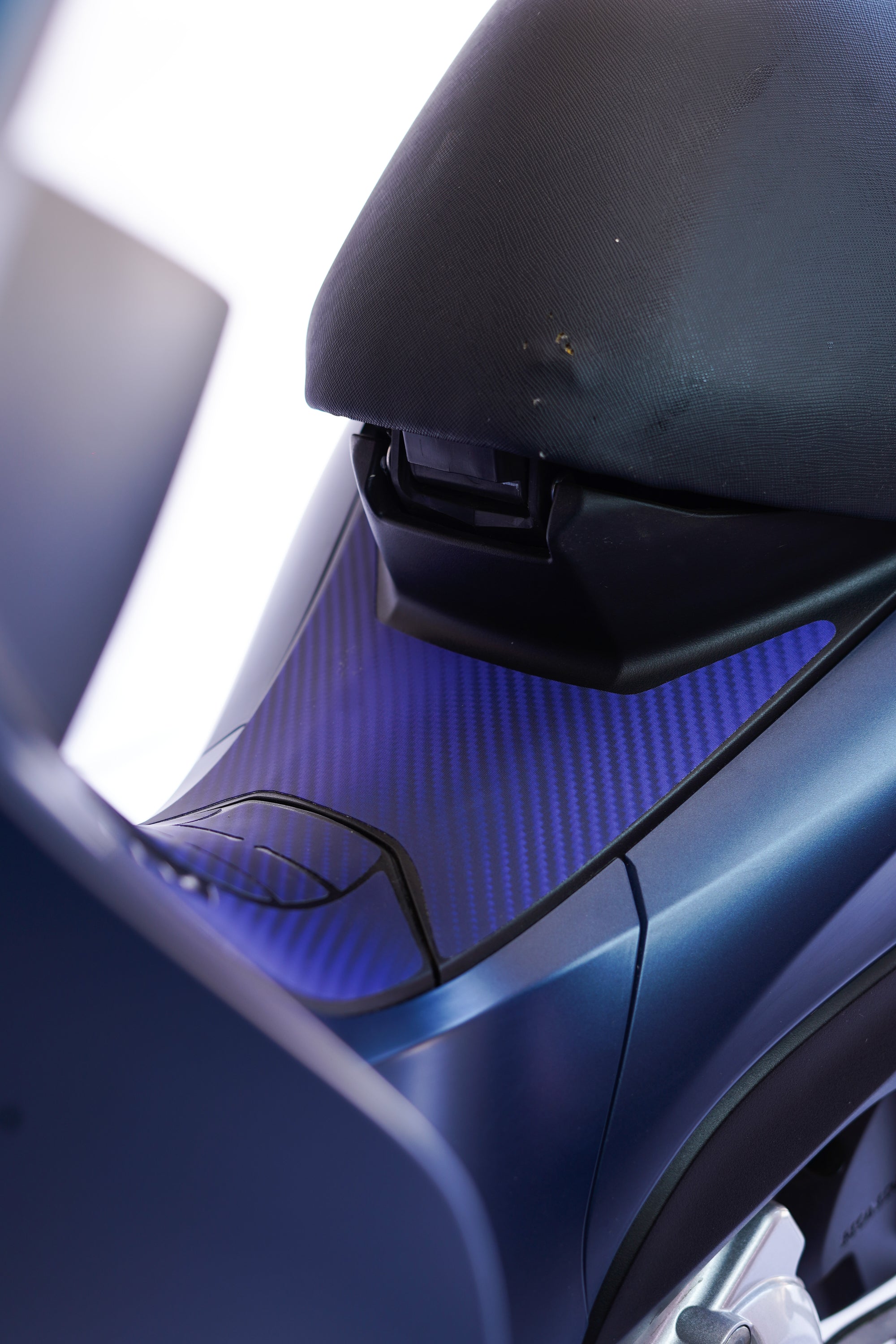 ADESIVO PROTETOR DA BIZ 2025 - FIBRA AZUL FOSCO - PA