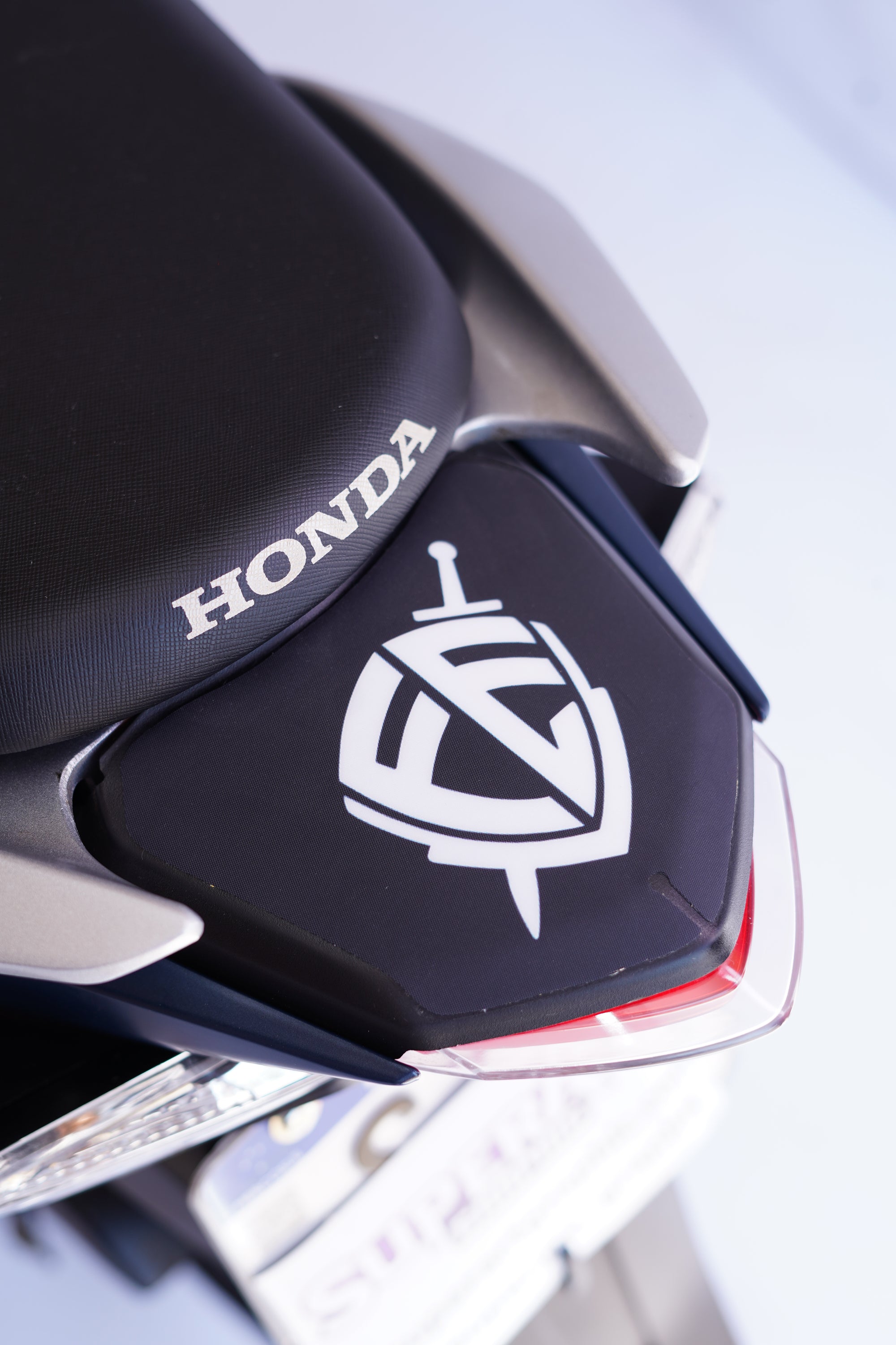 ADESIVO PROTETOR DA BIZ 2025 - LEÃO FÉ FOSCO - PA