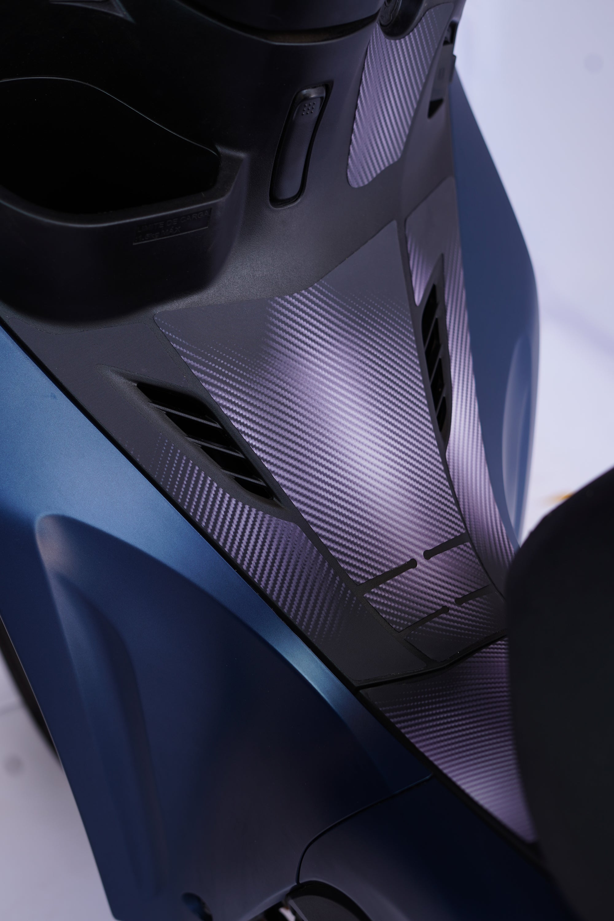 ADESIVO PROTETOR DA BIZ 2025 - FIBRA PRETO FOSCO - PA