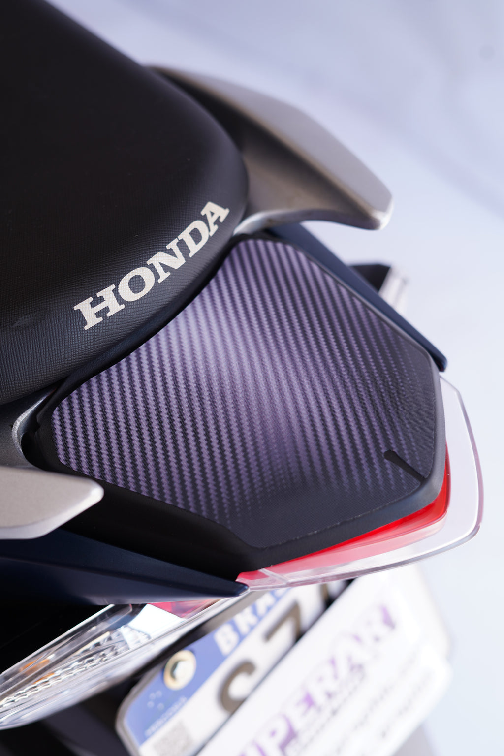 ADESIVO PROTETOR DA BIZ 2025 - FIBRA PRETO FOSCO - PA