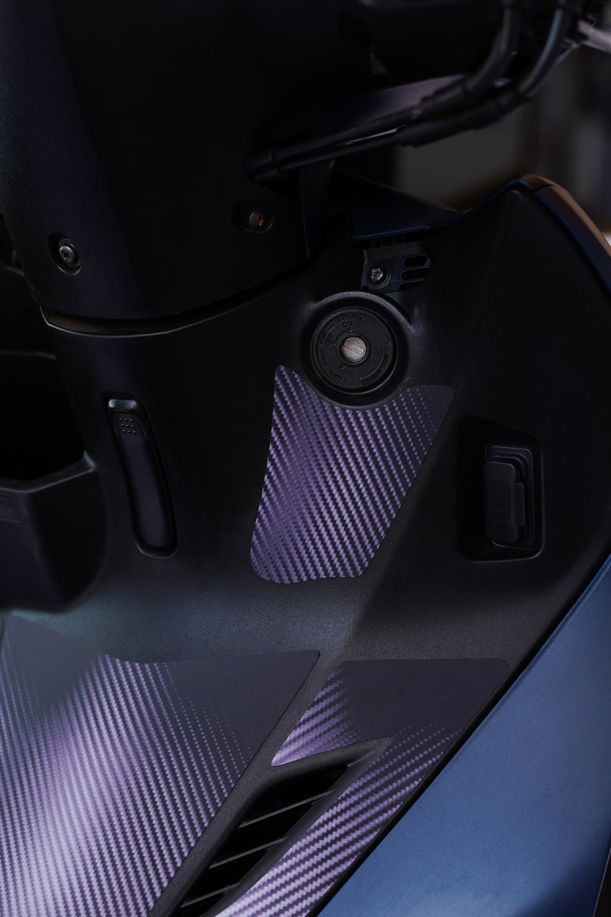 ADESIVO PROTETOR DA BIZ 2025 - FIBRA PRETO FOSCO - PA