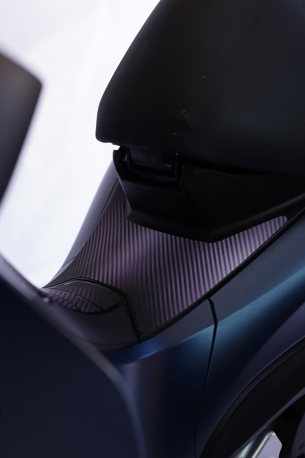 ADESIVO PROTETOR DA BIZ 2025 - FIBRA PRETO FOSCO - PA