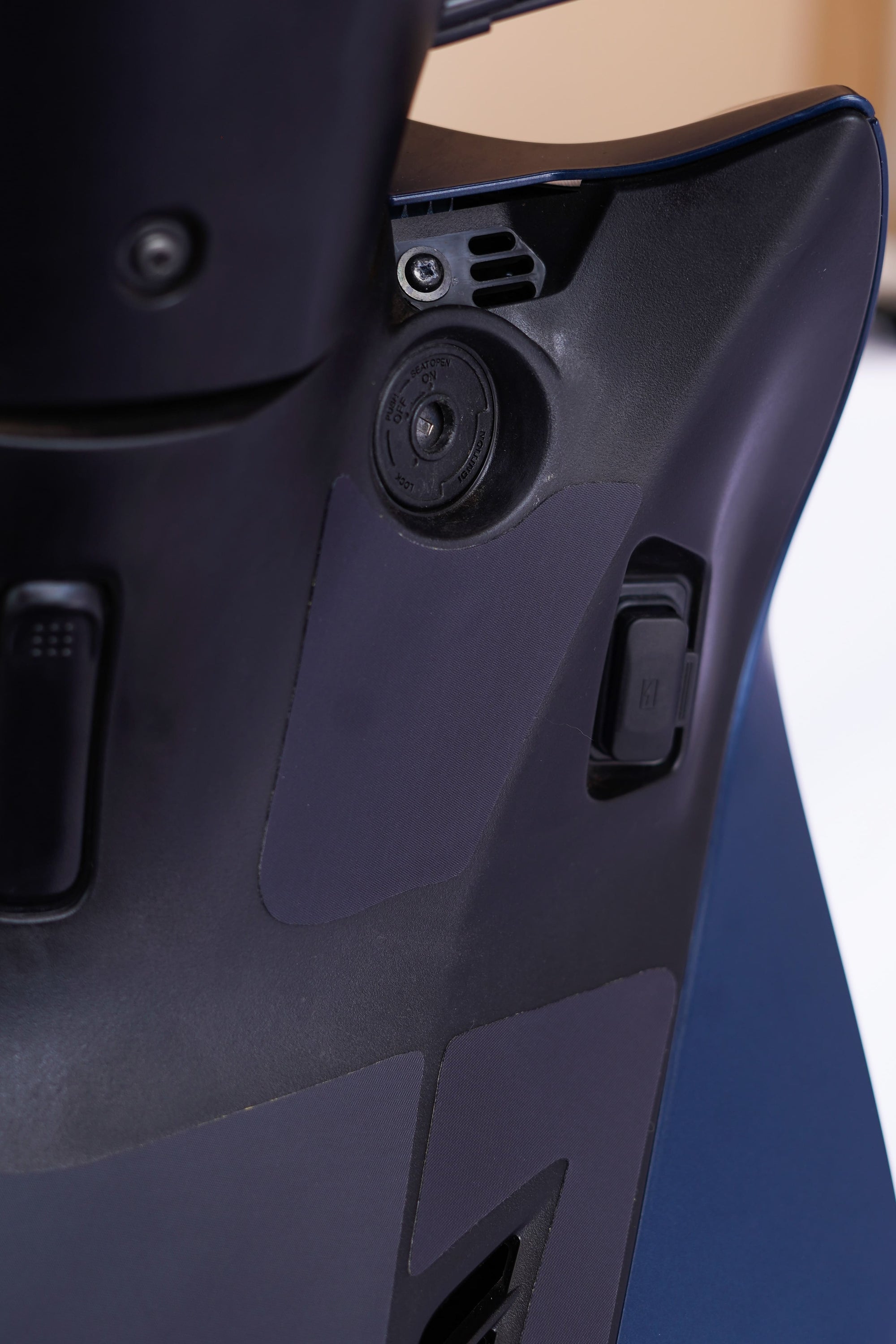 ADESIVO PROTETOR DA BIZ 2025 - PRETO FOSCO - PA