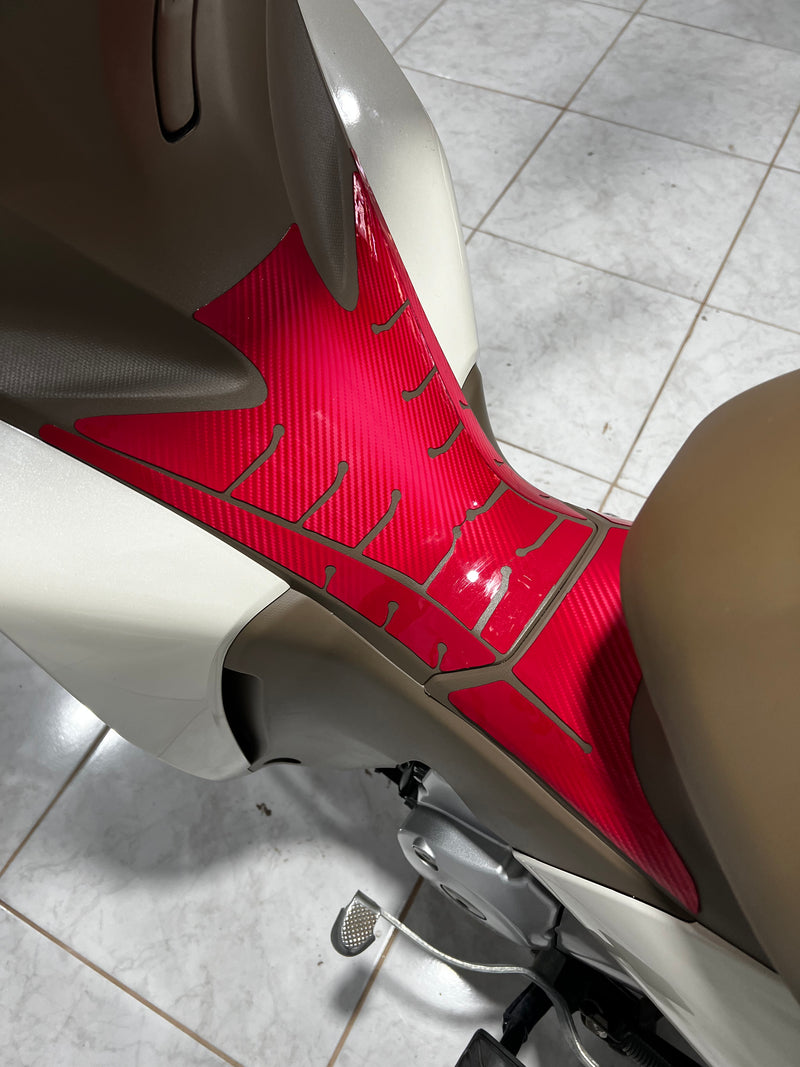 ADESIVO PROTETOR DA BIZ COMPLETO FIBRA VERMELHO- 2018 A 2024 (LEIAM A DESCRIÇÃO)
