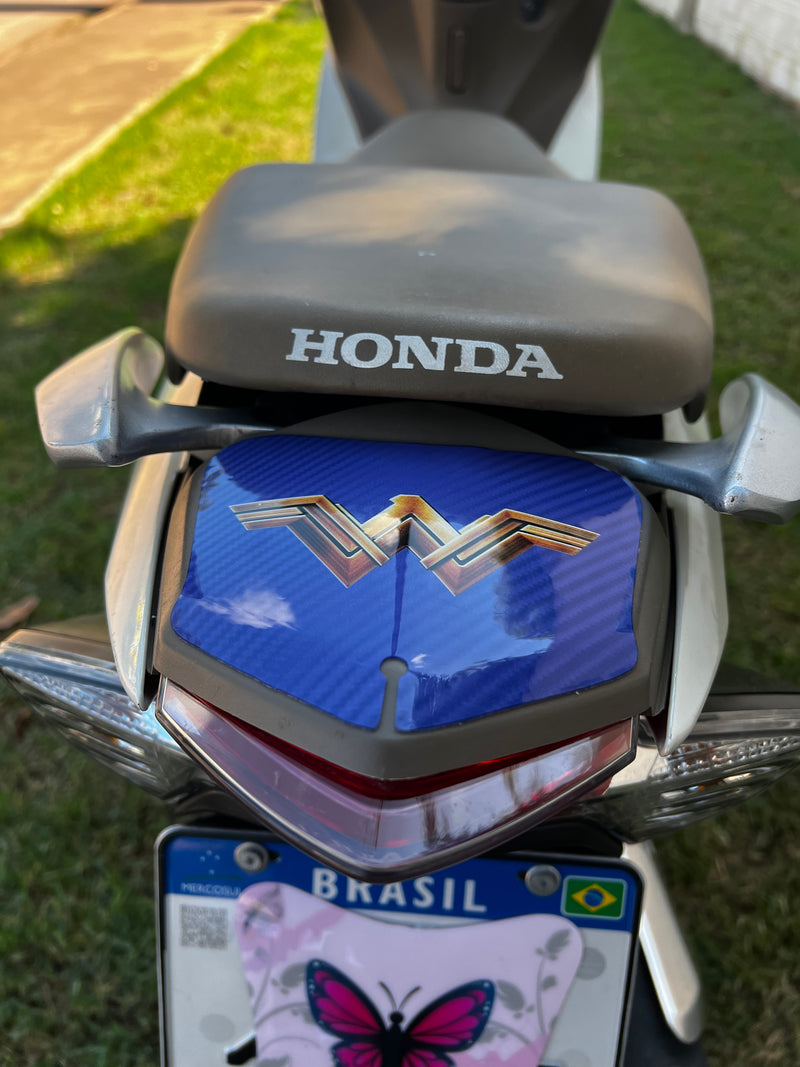 ADESIVO PROTETOR DA BIZ COMPLETO MULHER MARAVILHA AZUL - 2018 A 2024 (LEIAM DESCRIÇÃO)
