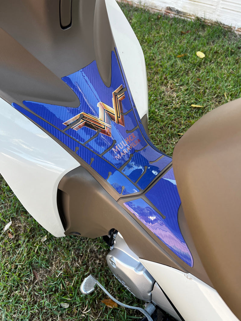 ADESIVO PROTETOR DA BIZ COMPLETO MULHER MARAVILHA AZUL - 2018 A 2024 (LEIAM DESCRIÇÃO)