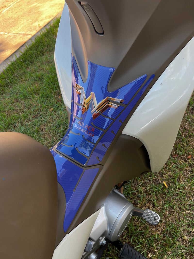 ADESIVO PROTETOR DA BIZ COMPLETO MULHER MARAVILHA AZUL - 2018 A 2024 (LEIAM DESCRIÇÃO)