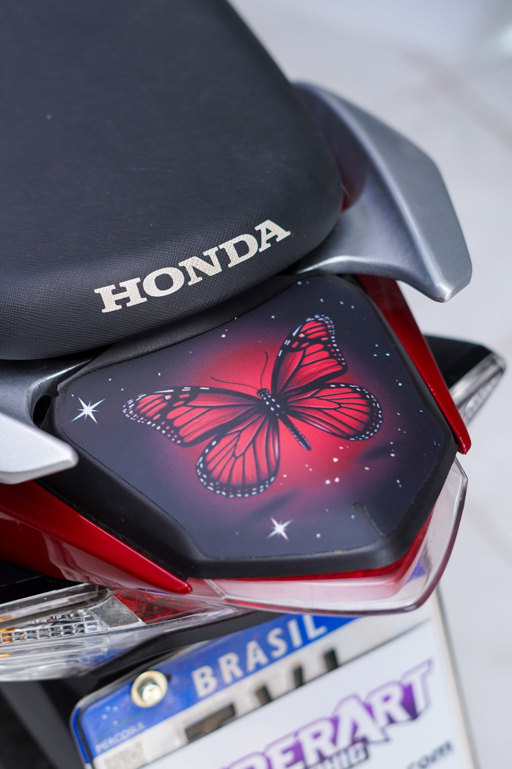 ADESIVO PROTETOR DA BIZ 2025 - BORB. VERMELHA FOSCO - PA