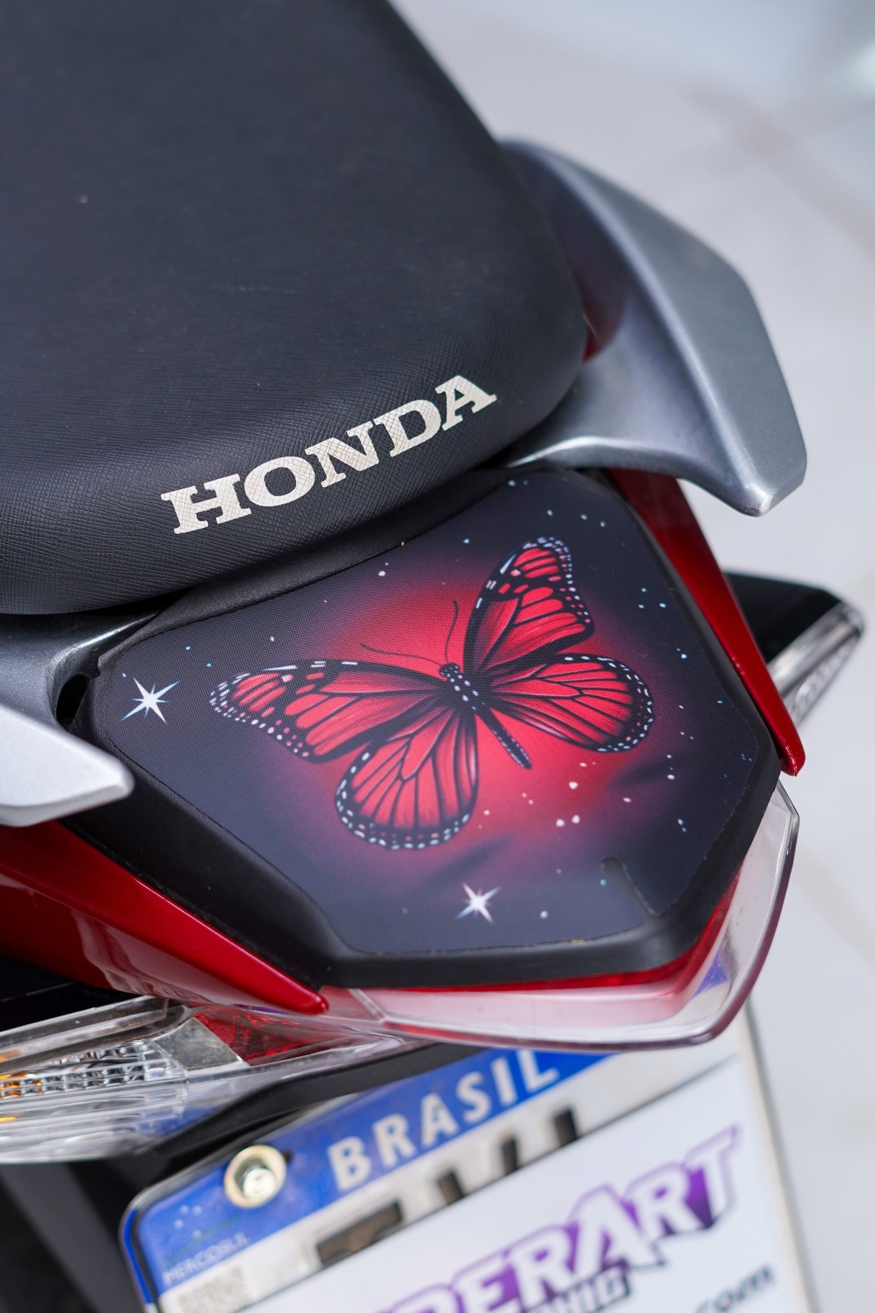 ADESIVO PROTETOR DA BIZ 2025 - BORB. VERMELHA FOSCO - PA