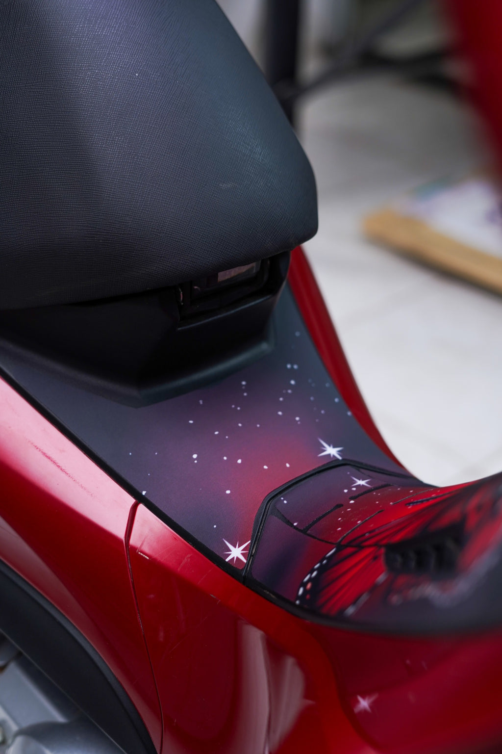 ADESIVO PROTETOR DA BIZ 2025 - BORB. VERMELHA FOSCO - PA