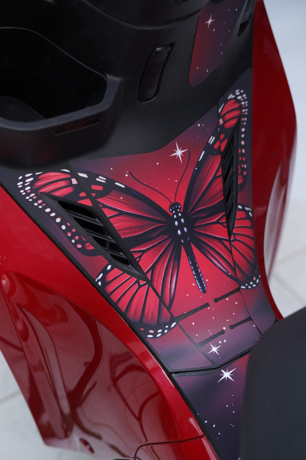 ADESIVO PROTETOR DA BIZ 2025 - BORB. VERMELHA FOSCO - PA