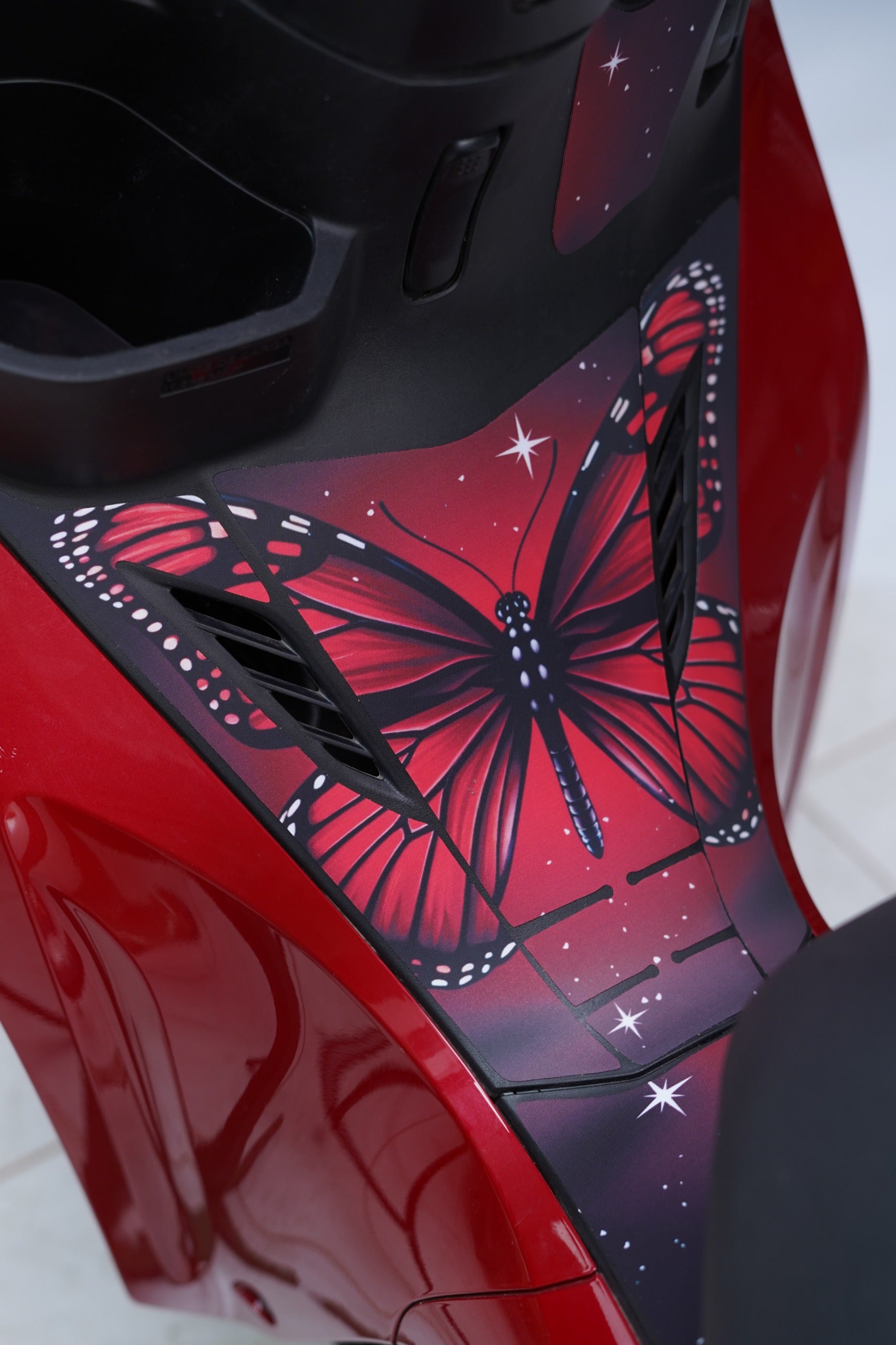 ADESIVO PROTETOR DA BIZ 2025 - BORB. VERMELHA FOSCO - PA