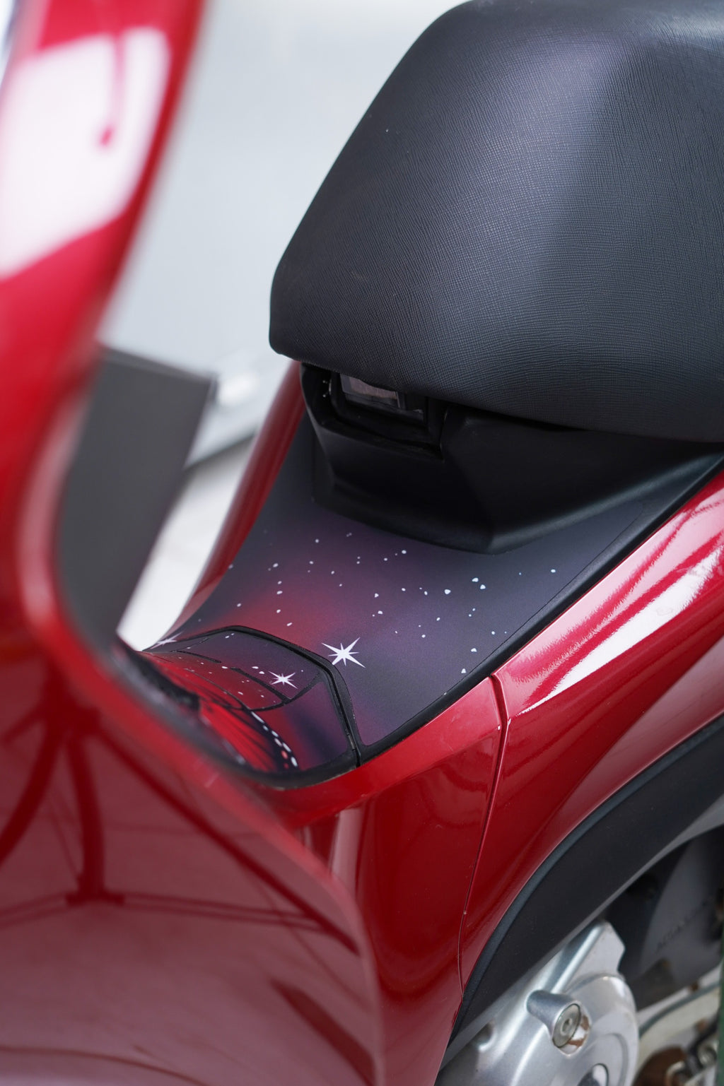 ADESIVO PROTETOR DA BIZ 2025 - BORB. VERMELHA FOSCO - PA