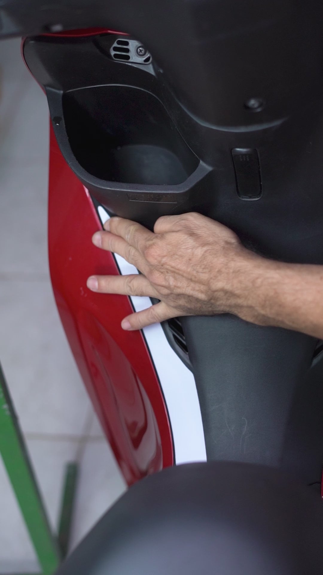 ADESIVO PROTETOR DA BIZ 2025 - SNOOPY BRANCO FOSCO - PA